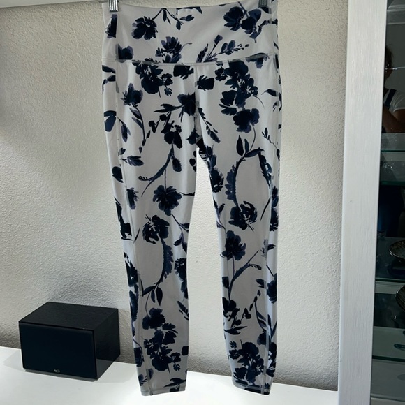 Athleta 7/8 crop leggings size small - Picture 3 of 7